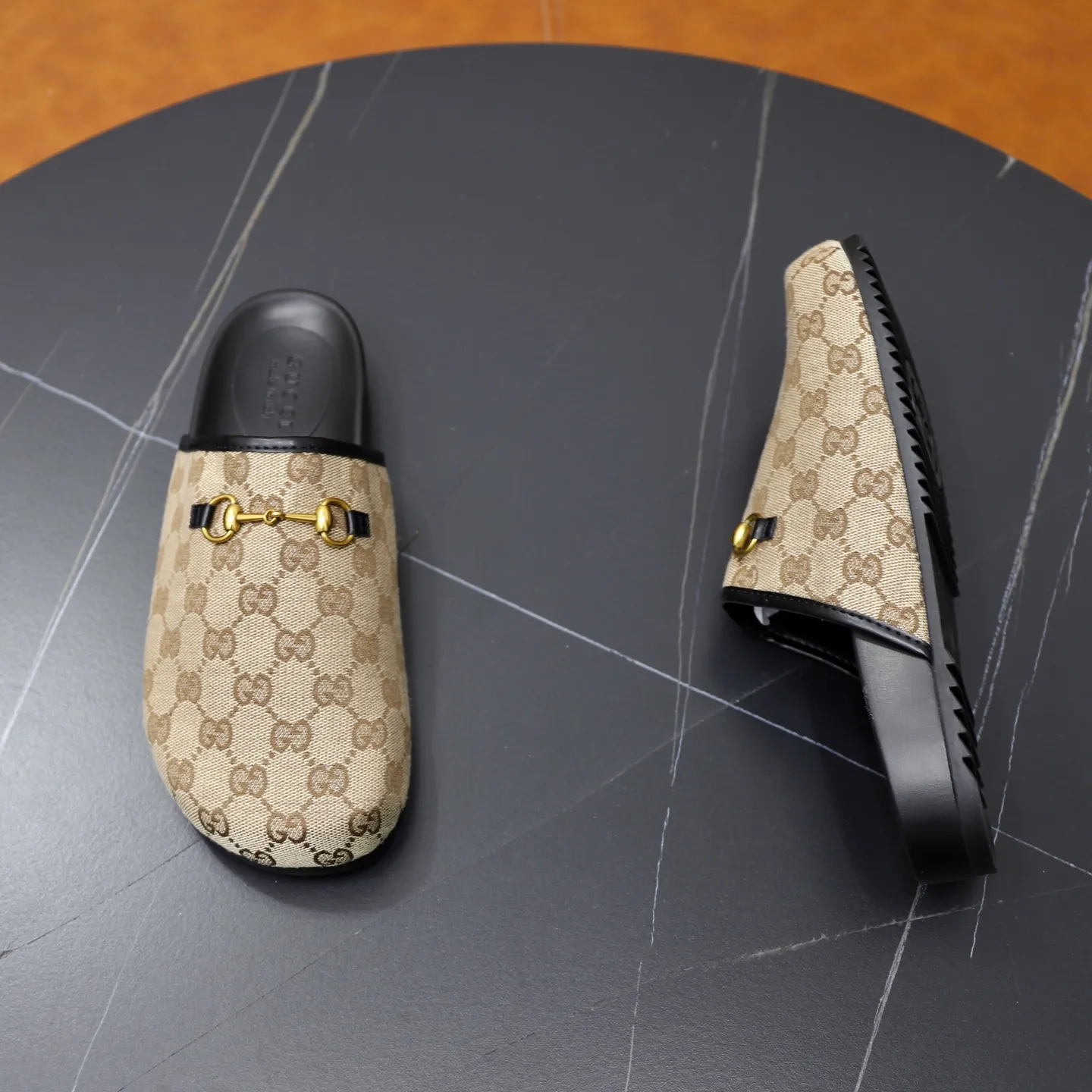 Ex-factory price: 340💰🙅‍♂️🙅‍♂️🙅‍♂️Couple model Brand: GUCCI Standard code: 35-44 (45 customized) Grade: Same as the official website Material: Original leather design Original lightweight wear-resistant molded outsole Style category: Men's fashion sandals Distinguished luxury brand elements Top luxury Color: Actual picture color